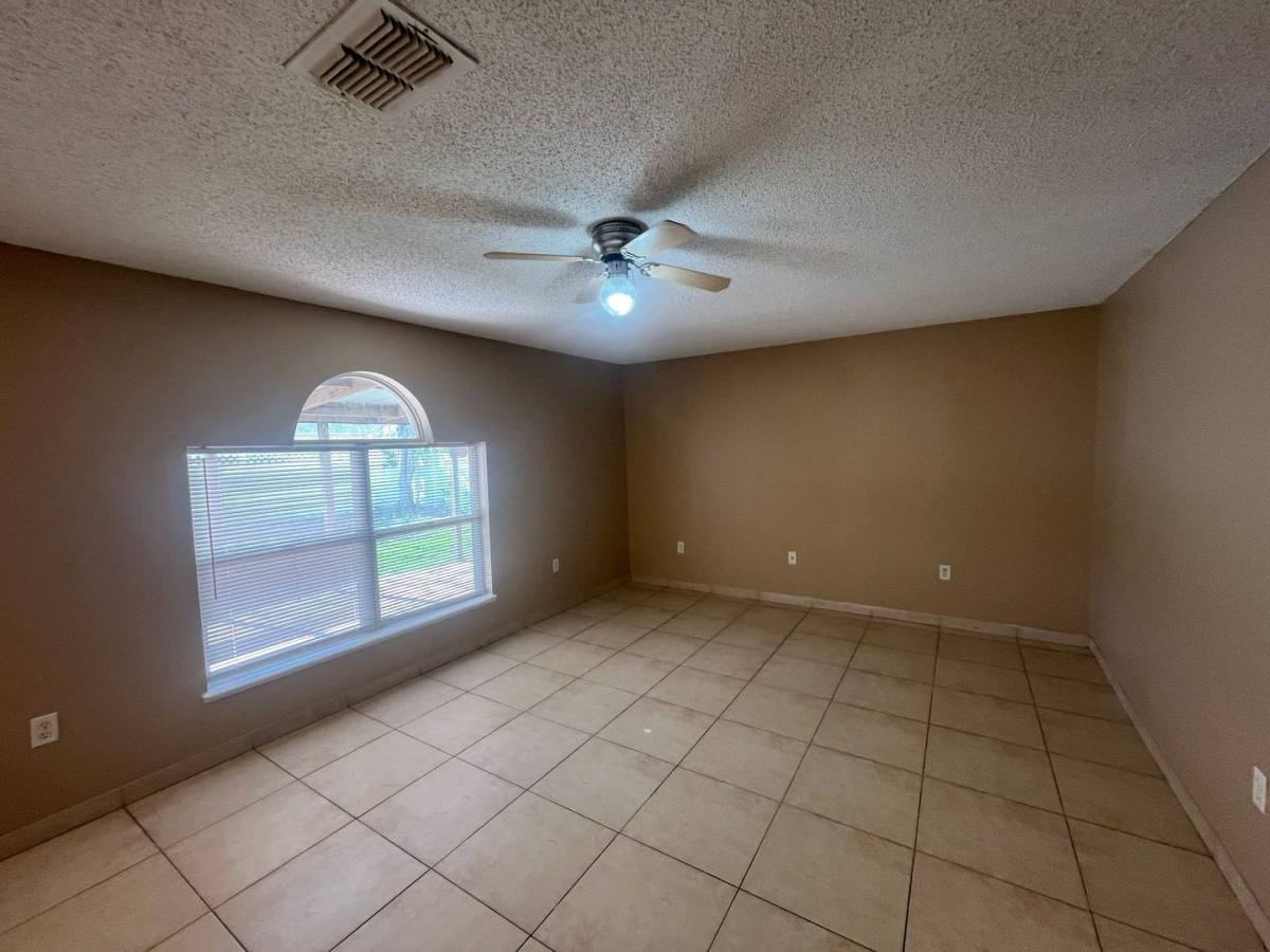 204 Canterbury Ct - Photo 3 of 10