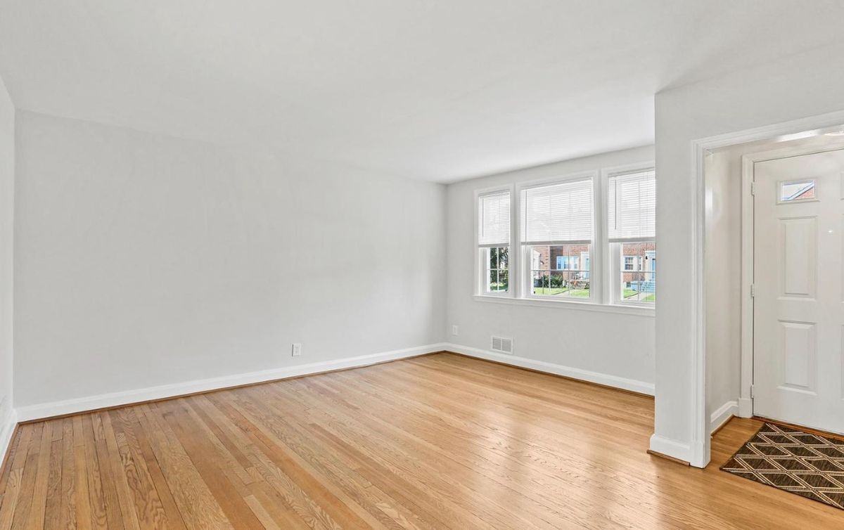 403 Stratford Rd - Photo 3 of 19