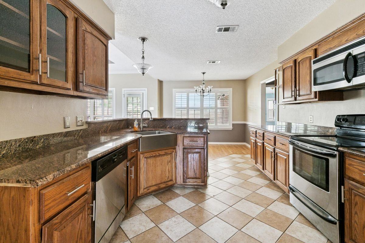 308 Willowdale Blvd - Photo 4 of 13