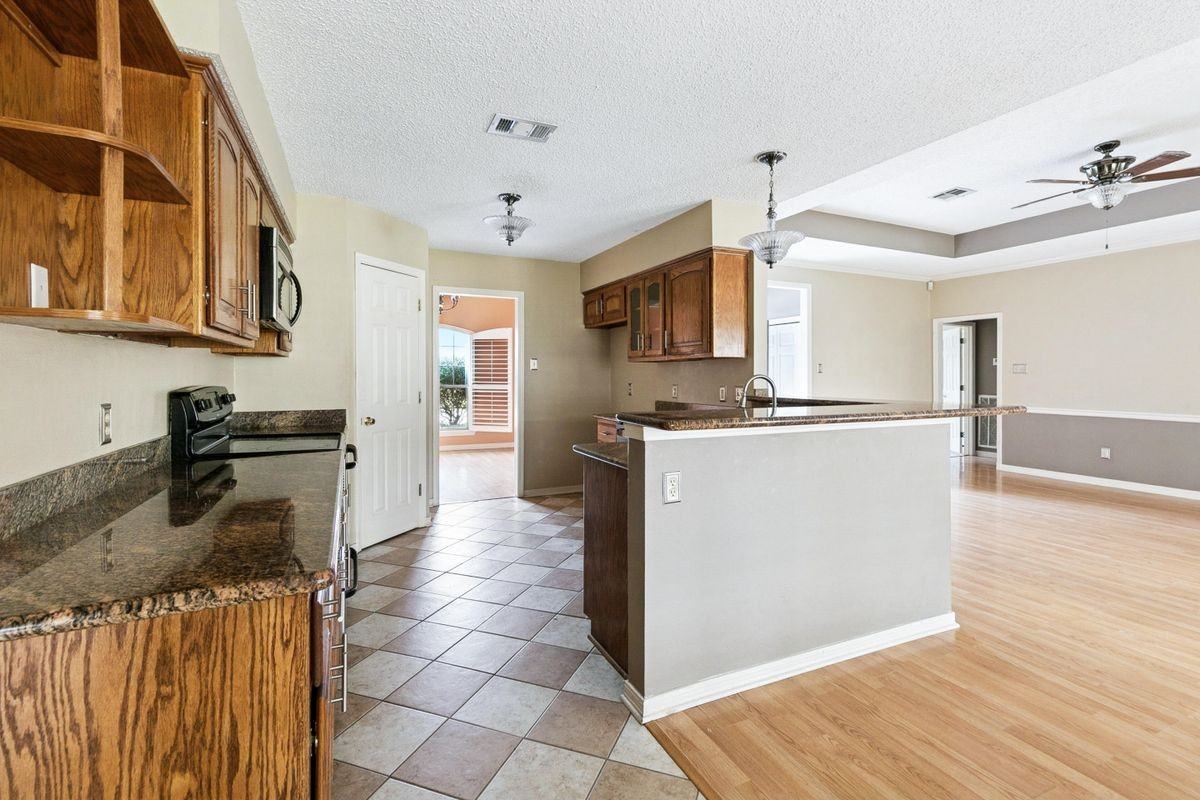 308 Willowdale Blvd - Photo 5 of 13