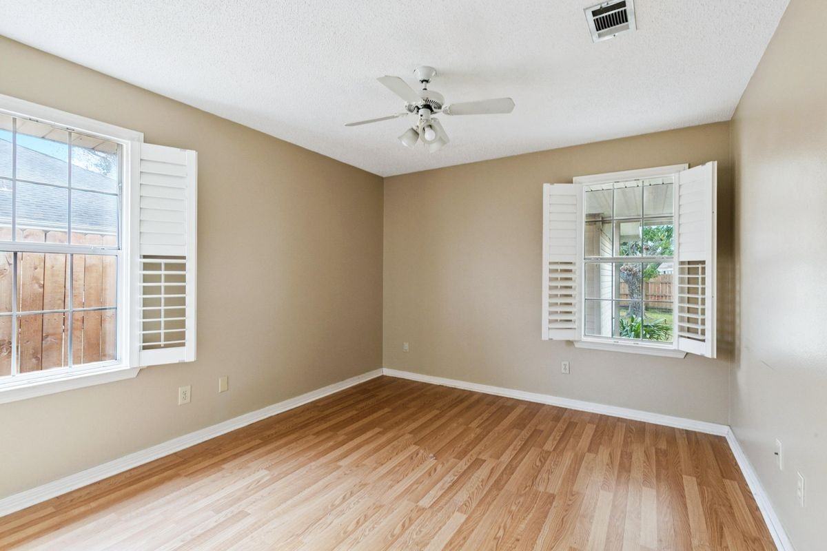 308 Willowdale Blvd - Photo 6 of 13