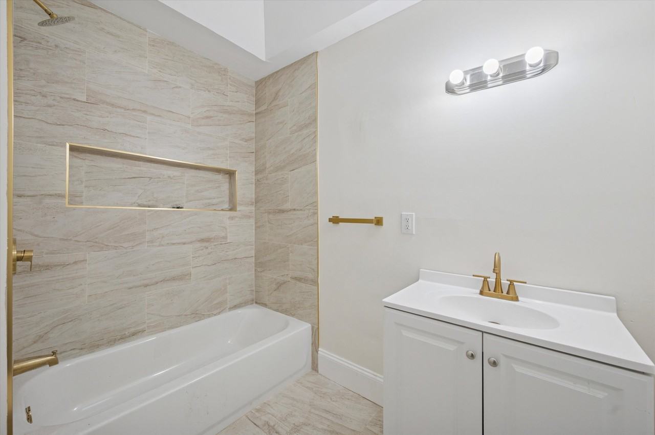 1623 S Lindenwood St - Photo 4 of 24