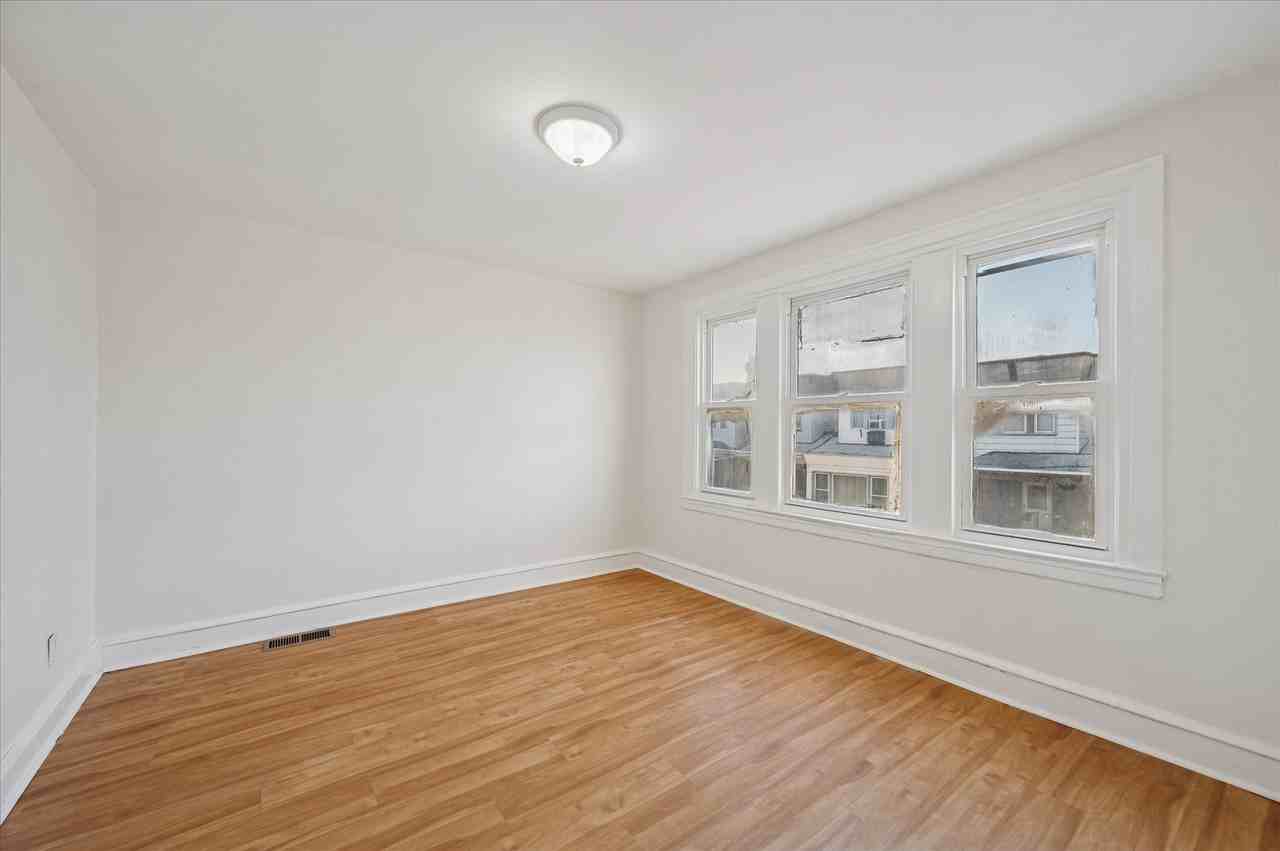 1623 S Lindenwood St - Photo 6 of 24