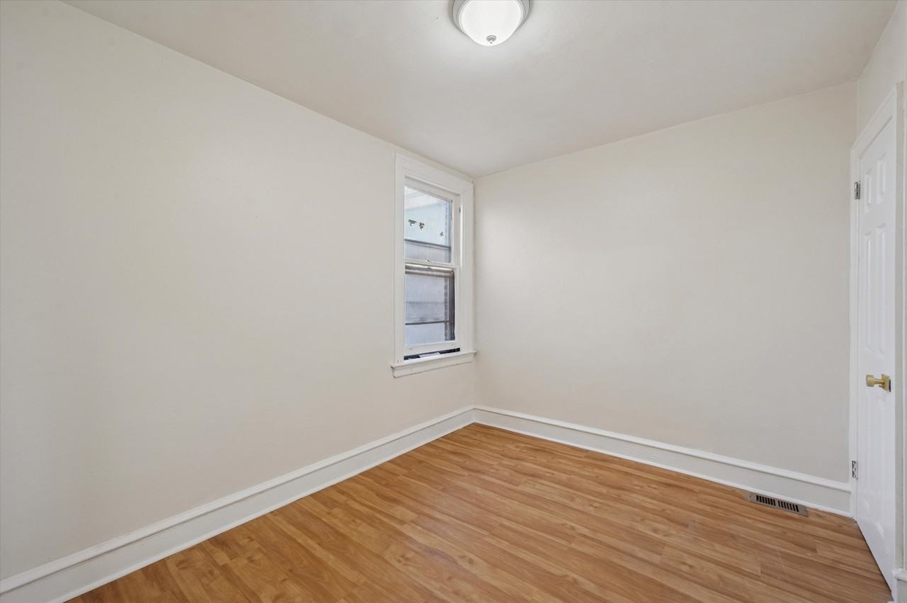 1623 S Lindenwood St - Photo 7 of 24