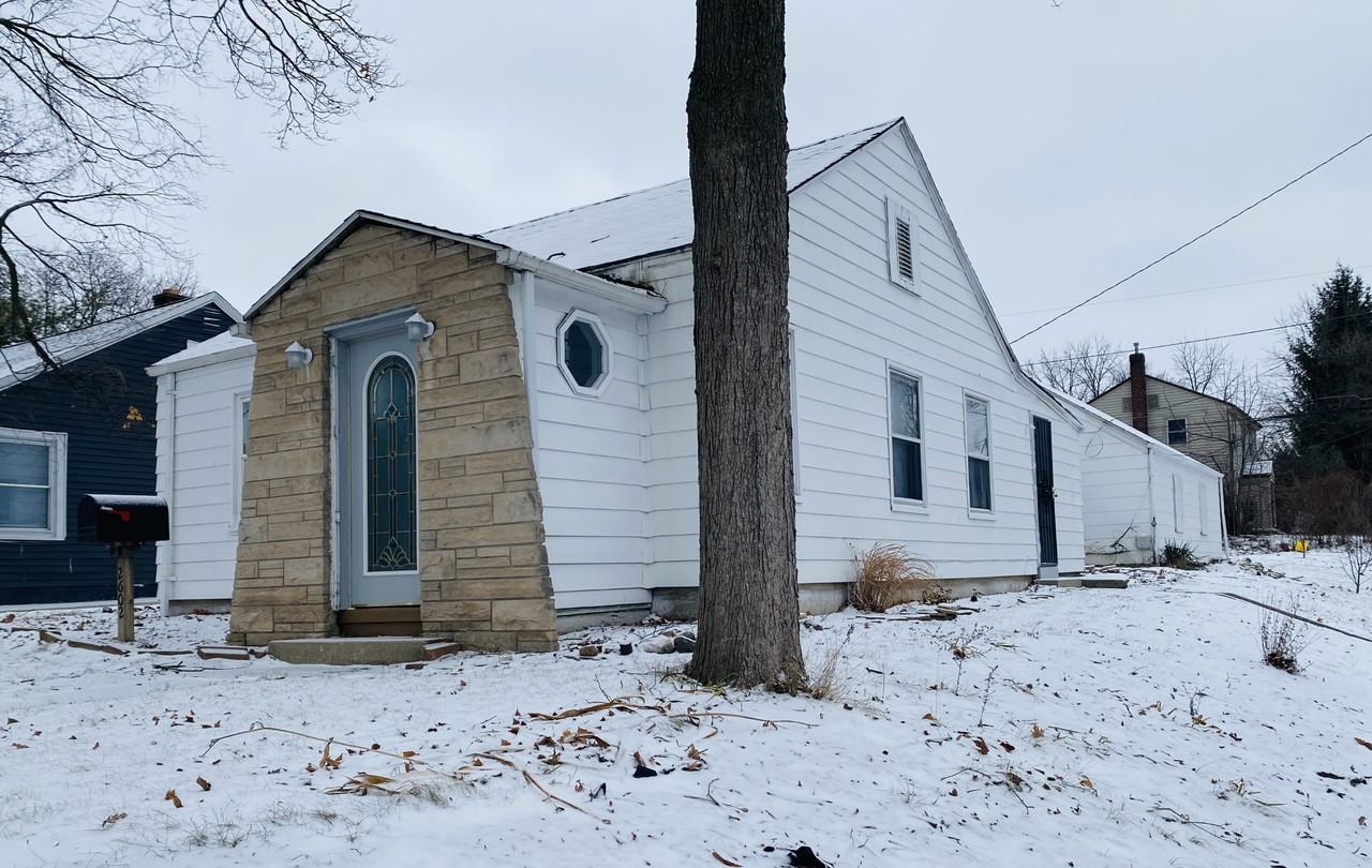 2602 Maumee Ave - Photo 2 of 12