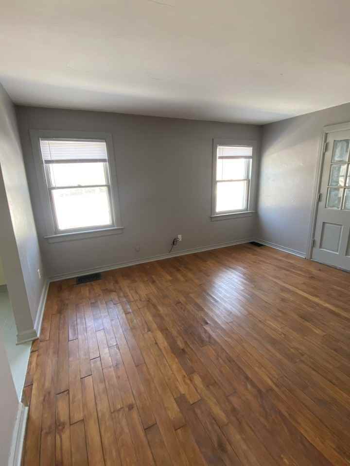 2602 Maumee Ave - Photo 4 of 12