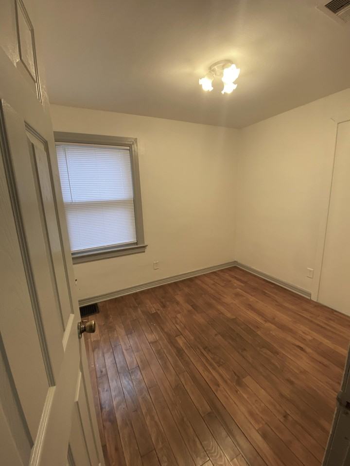 2602 Maumee Ave - Photo 6 of 12