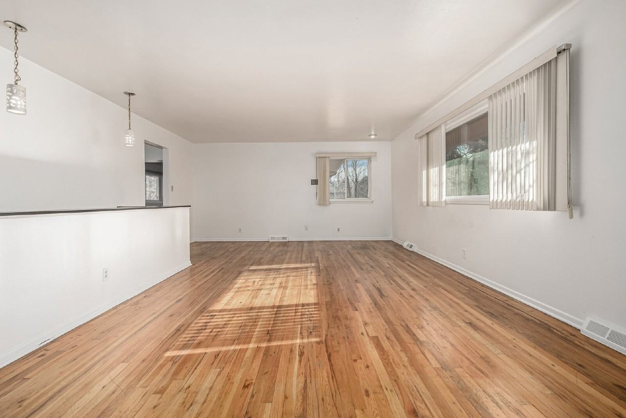 300 S Forest St - Photo 7 of 50