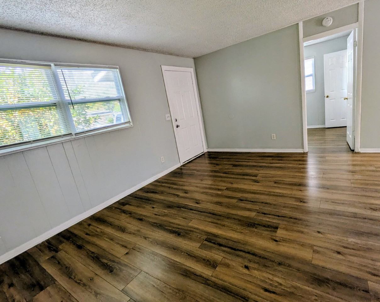 4535 Melvin Cir E - Photo 3 of 18