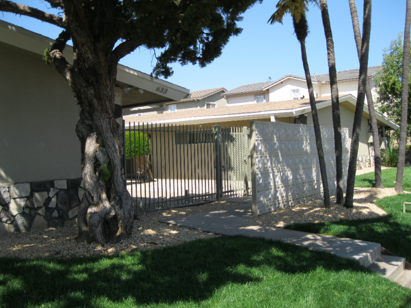 633 N Fig St #M - Photo 3 of 20