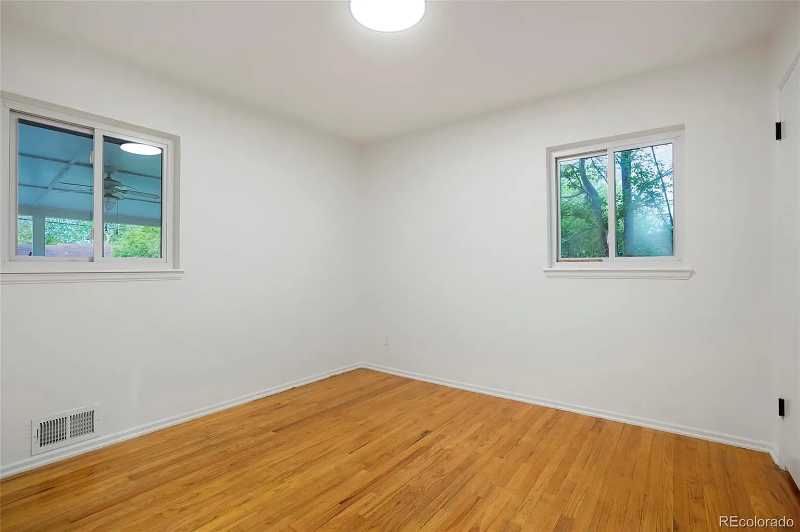 2840 S Yates St - Photo 2 of 16