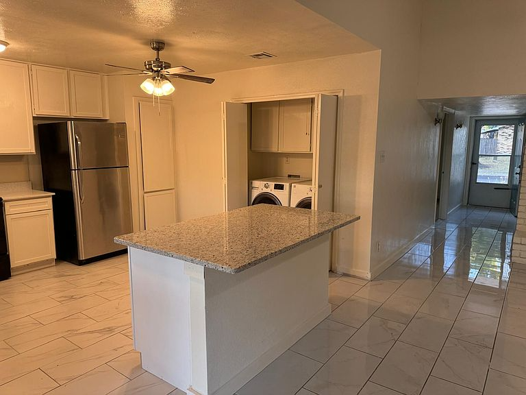 3410 Meadow Oaks Dr - Photo 3 of 8