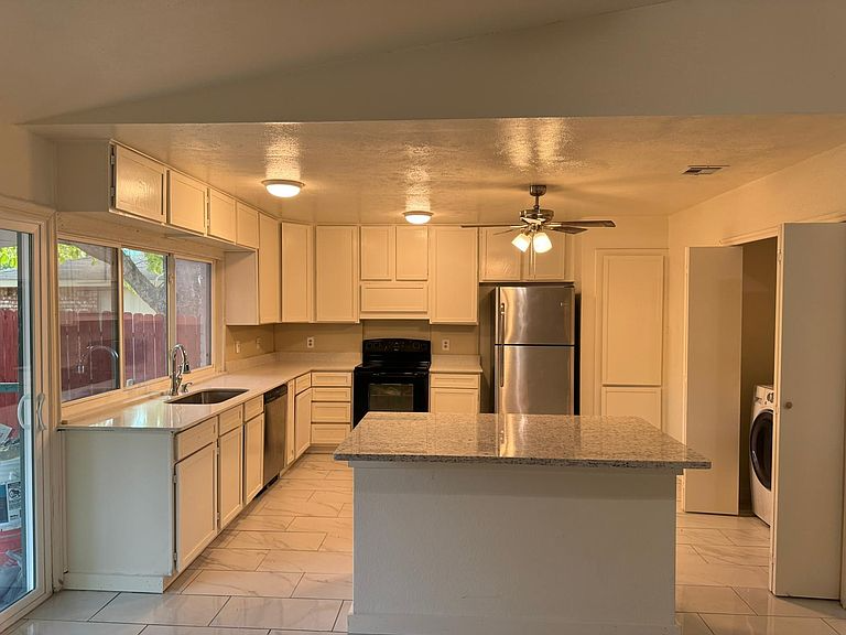 3410 Meadow Oaks Dr - Photo 4 of 8