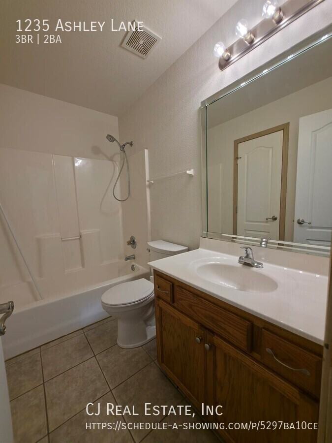 1235 Nw Ashley Ln - Photo 5 of 11