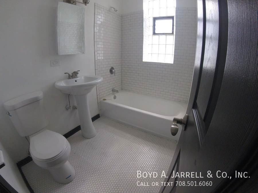 5926 S Michigan Ave - Photo 2 of 7