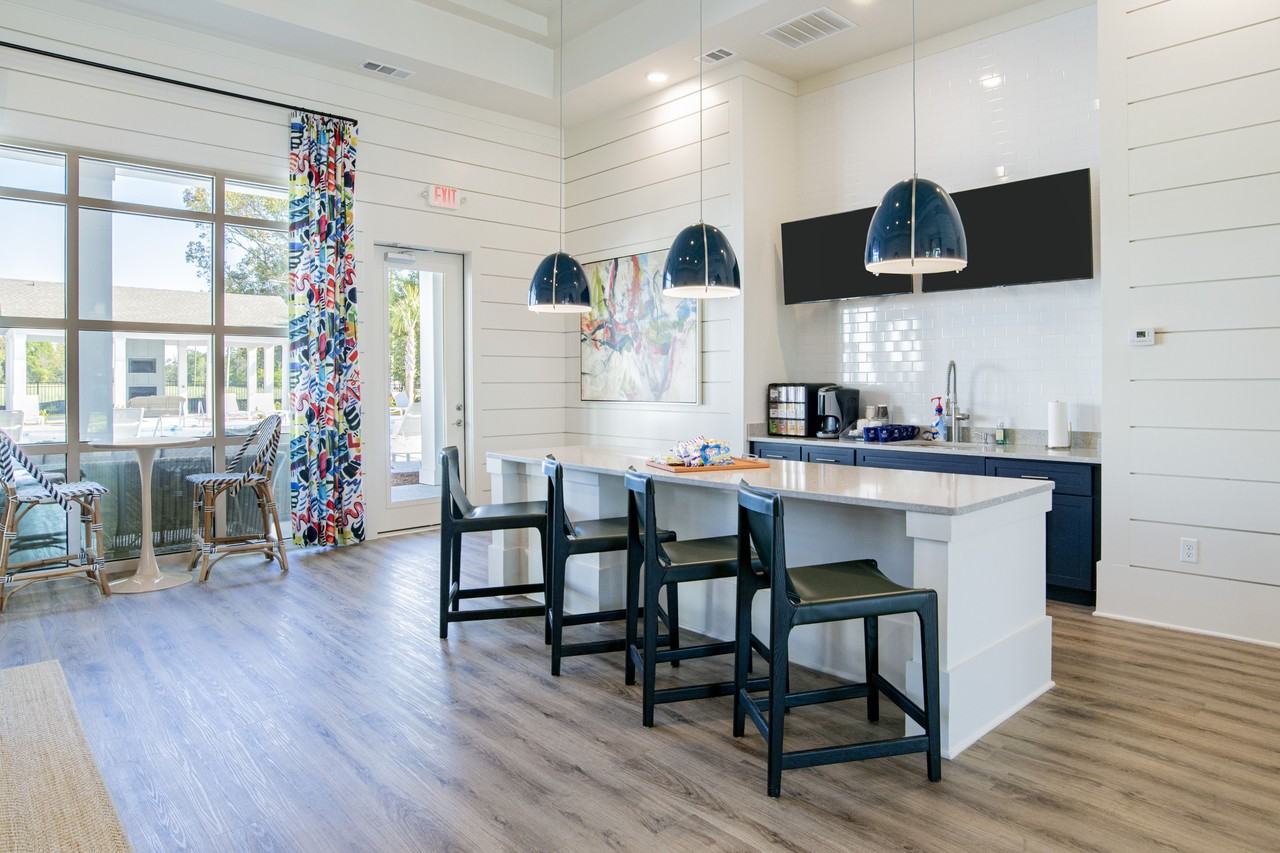 Exchange at Daphne - Photo 3 of 19