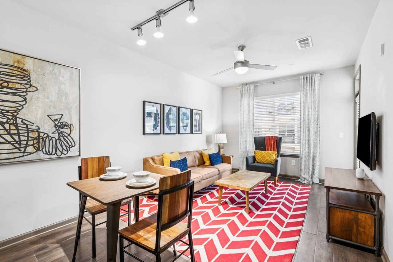 909 Flats - Photo 2 of 33