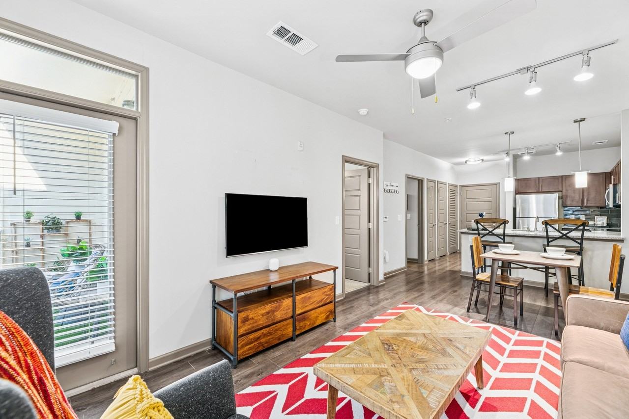 909 Flats - Photo 3 of 33