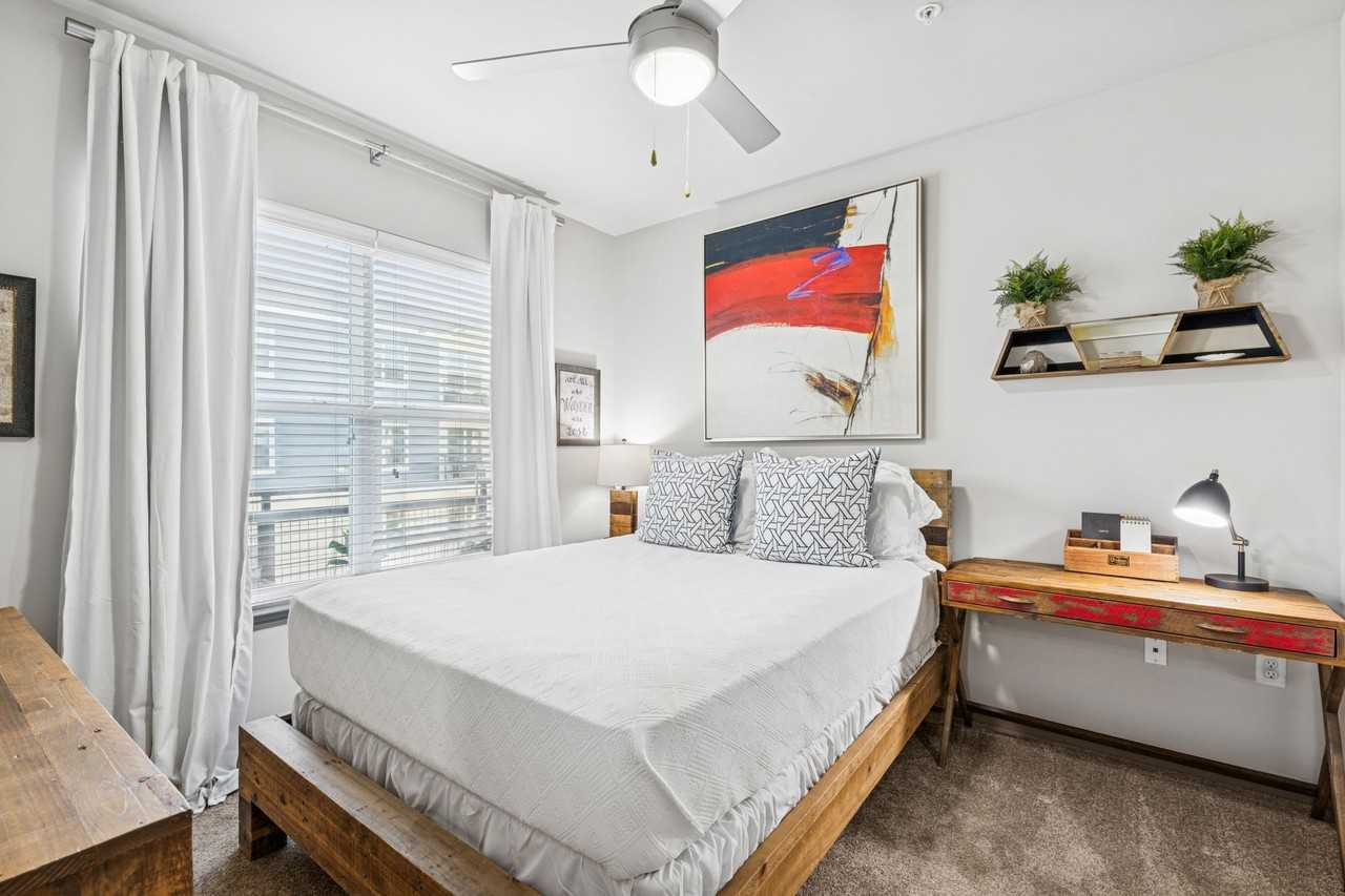 909 Flats - Photo 4 of 33