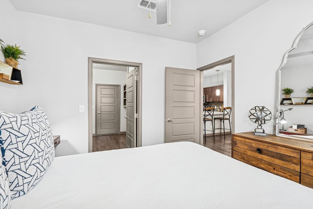 909 Flats - Photo 5 of 33