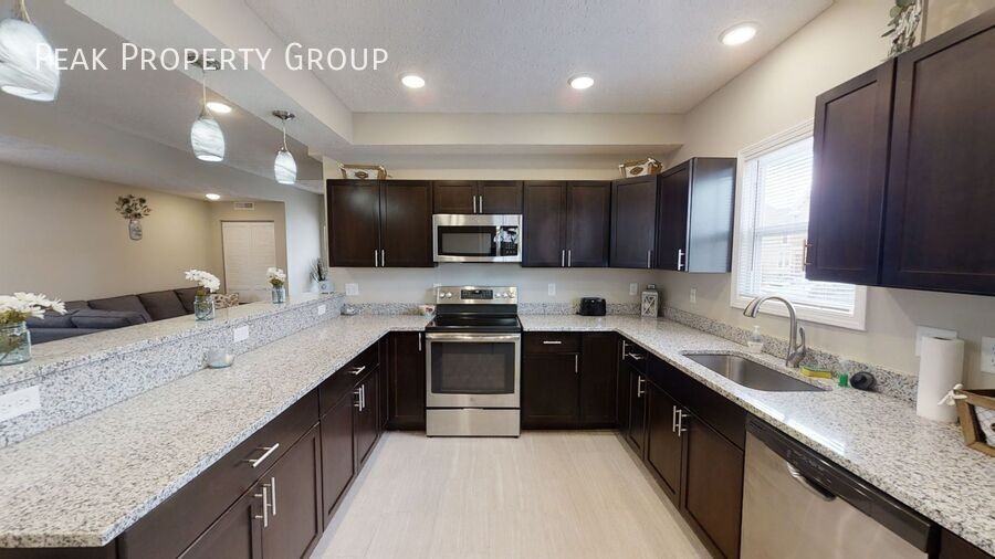 1514 Hamlet St - Photo 4 of 12