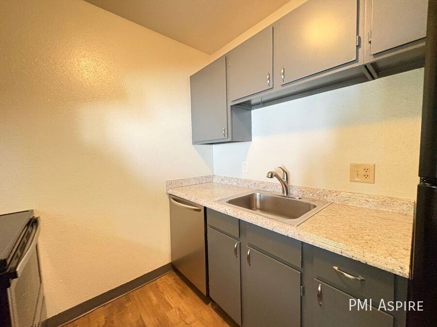 1903 Warren Ave #301 - Photo 2 of 10