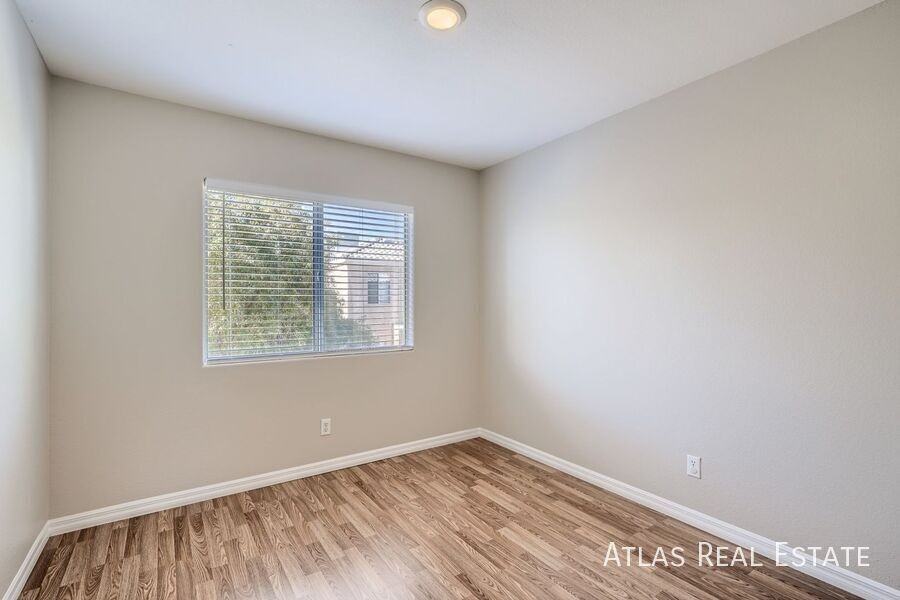 7875 Constantinople Ave - Photo 5 of 32