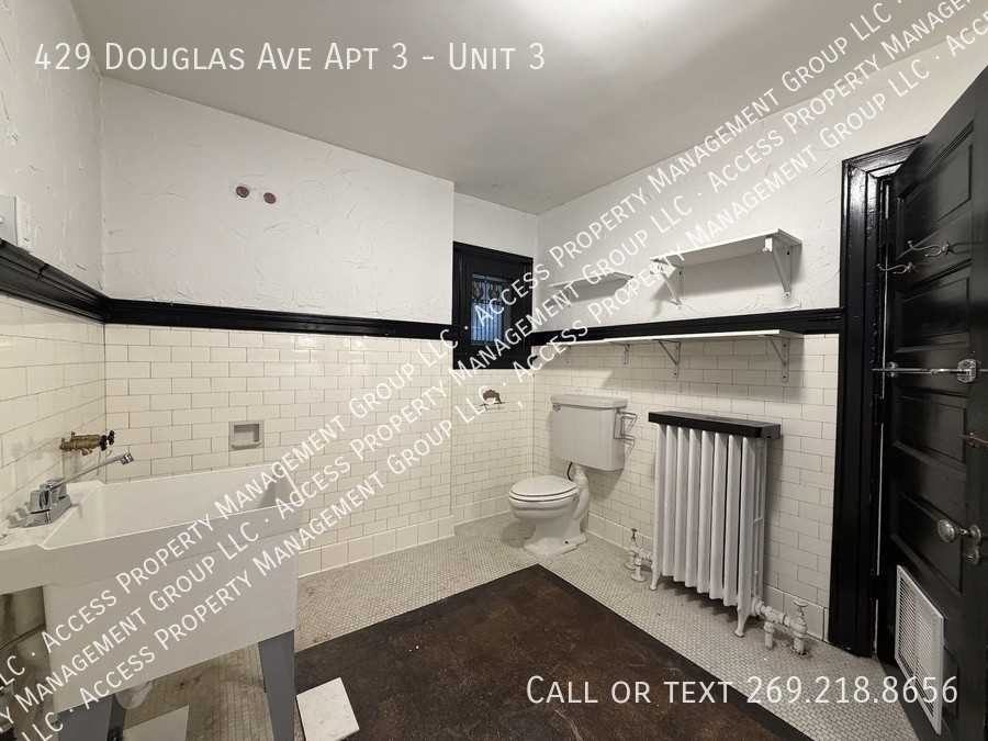429 Douglas Ave Apt 3 #3 - Photo 3 of 14