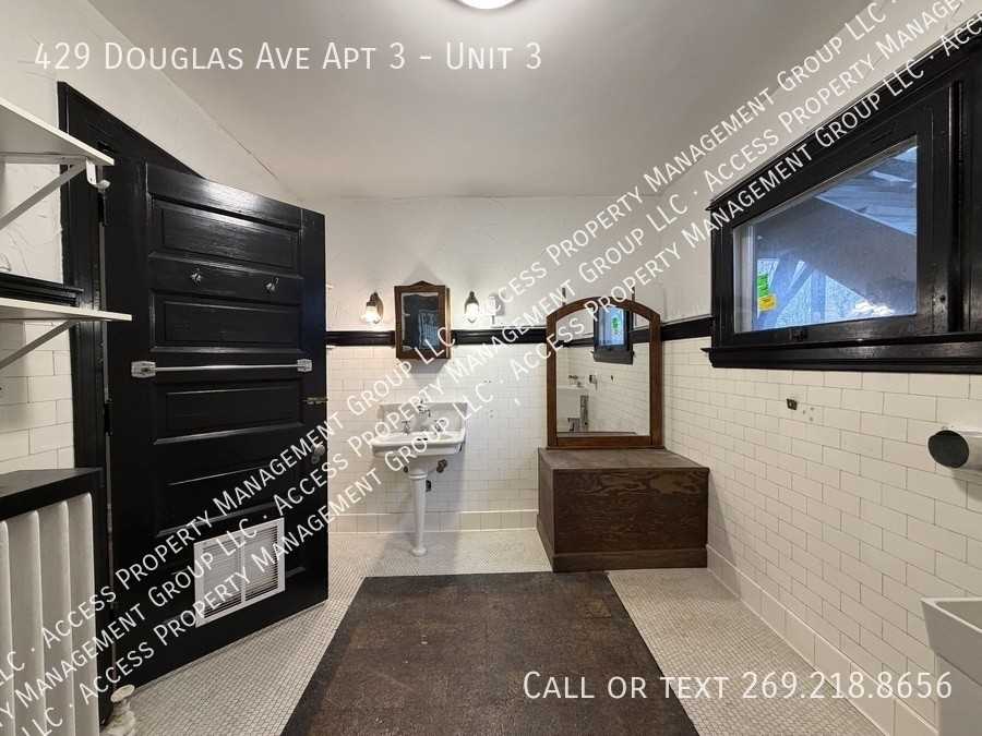 429 Douglas Ave Apt 3 #3 - Photo 4 of 14