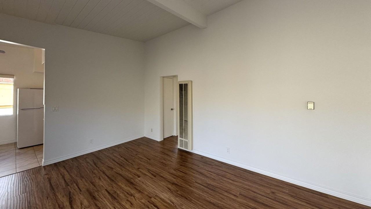 1433 25th St #6 - Photo 4 of 13