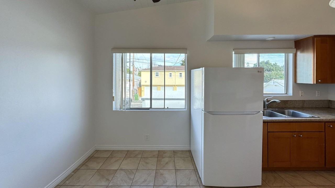 1433 25th St #6 - Photo 5 of 13