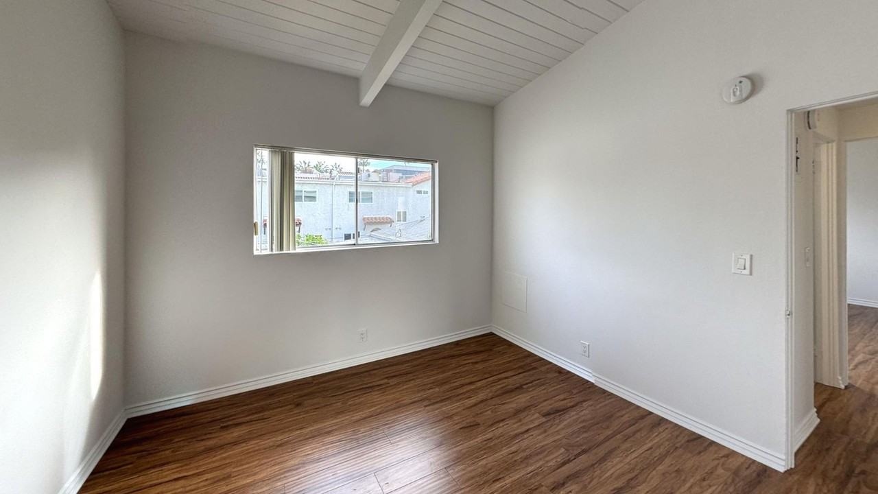 1433 25th St #6 - Photo 6 of 13