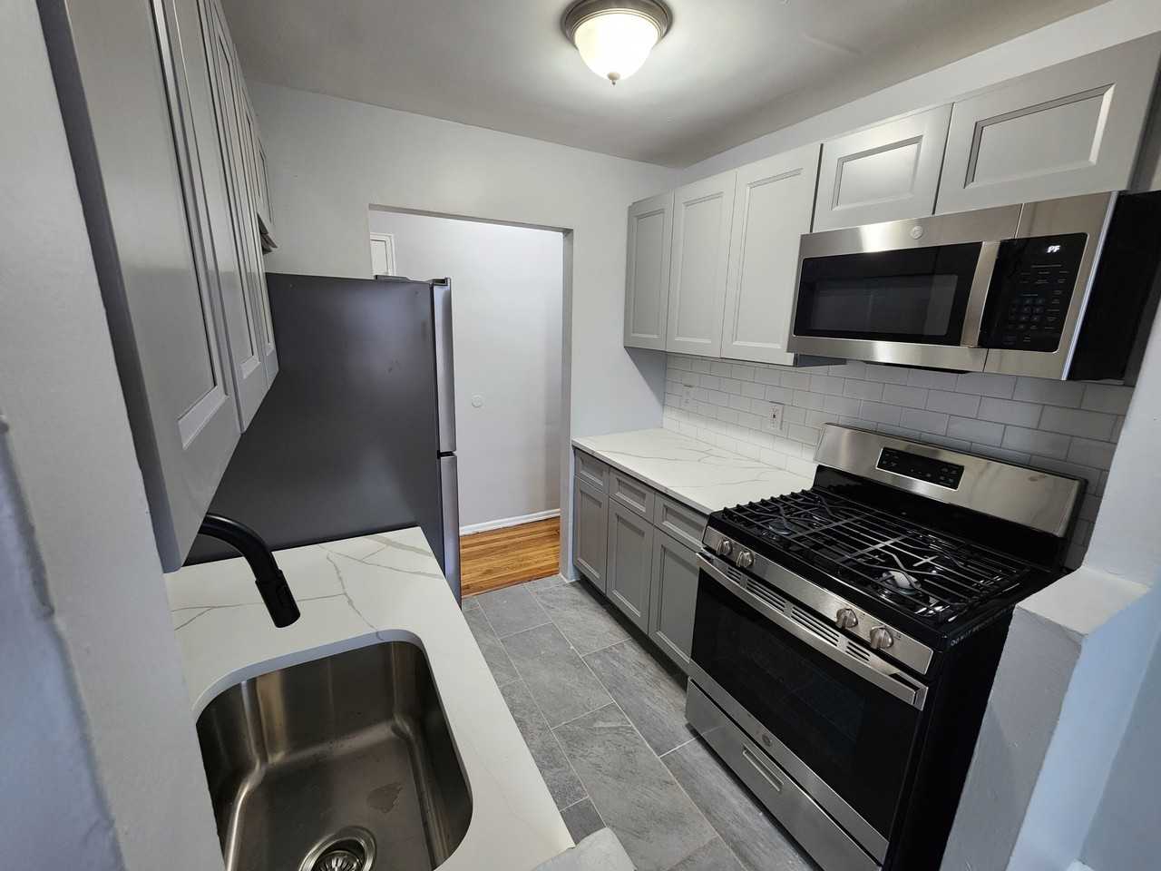 725 Scotland Rd - Photo 2 of 5