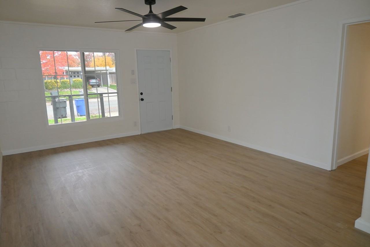 5206 61st St - Photo 5 of 21