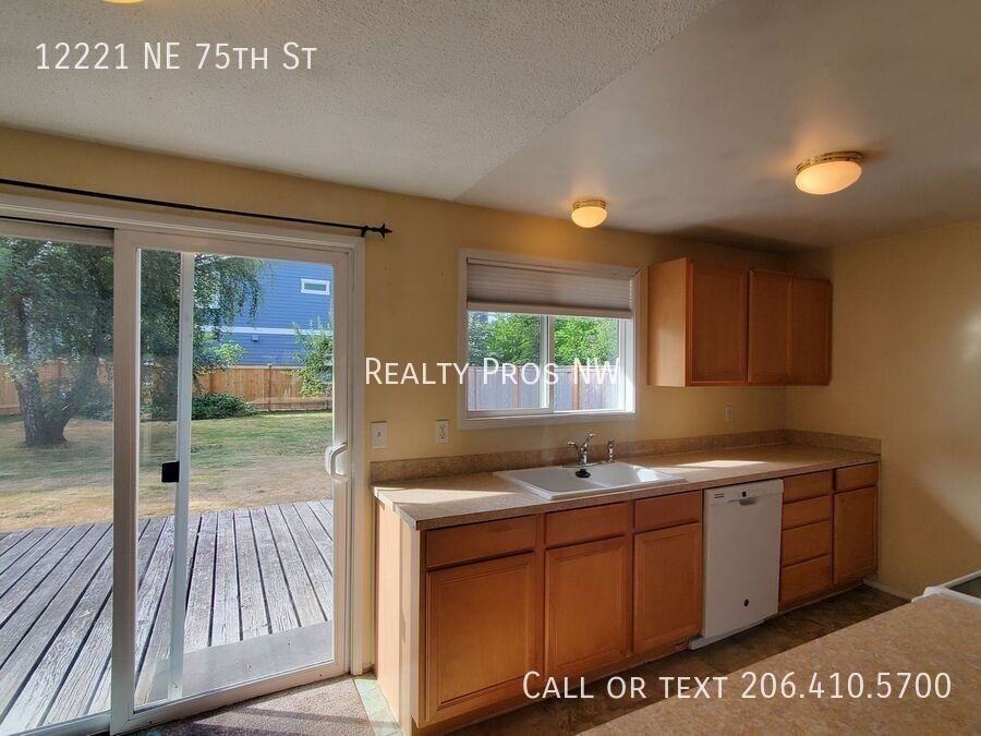 12221 Ne 75th St - Photo 4 of 14