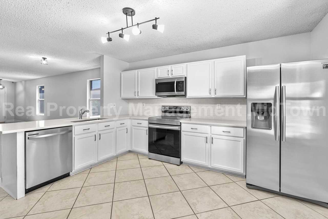 1014 Mazourka Dr - Photo 3 of 24