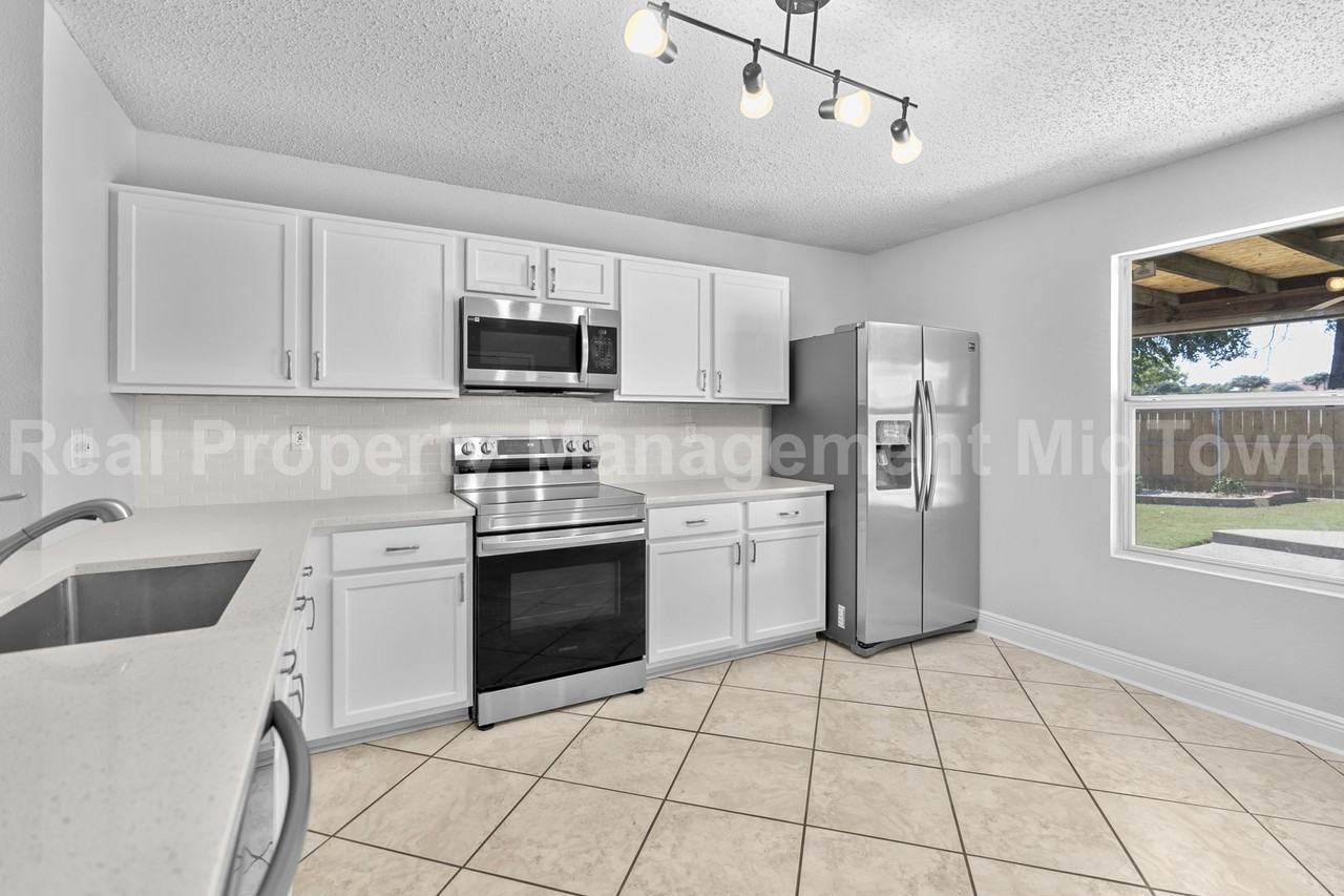 1014 Mazourka Dr - Photo 5 of 24