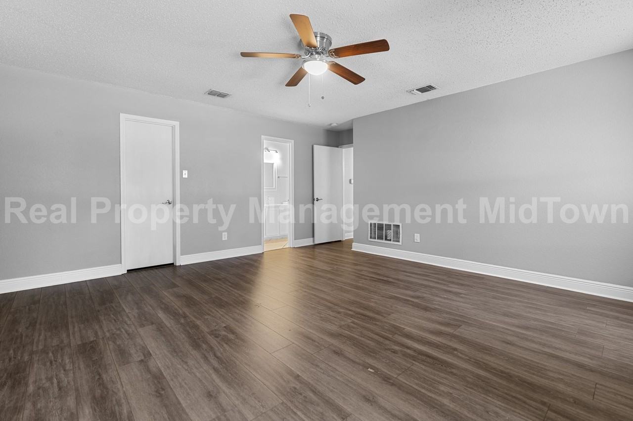 1014 Mazourka Dr - Photo 7 of 24