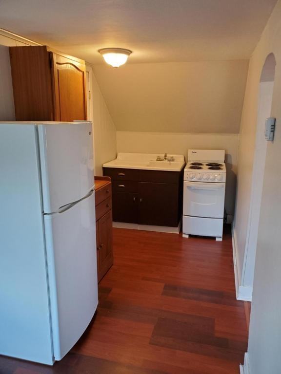 48 Rumbold Ave #4 - Photo 2 of 10