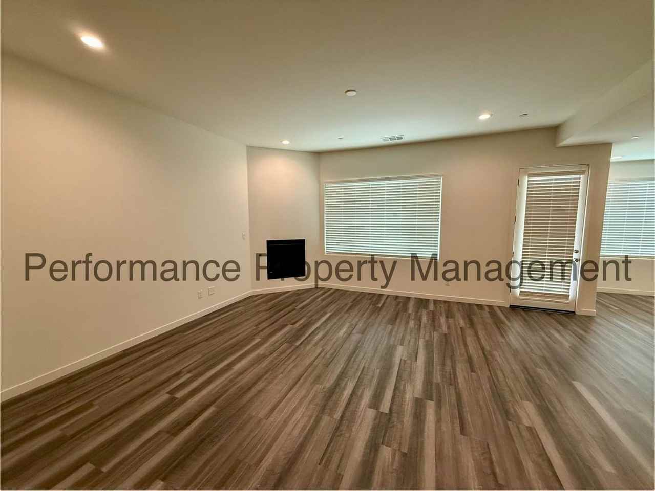 11701 Hollybrook Ln - Photo 3 of 26