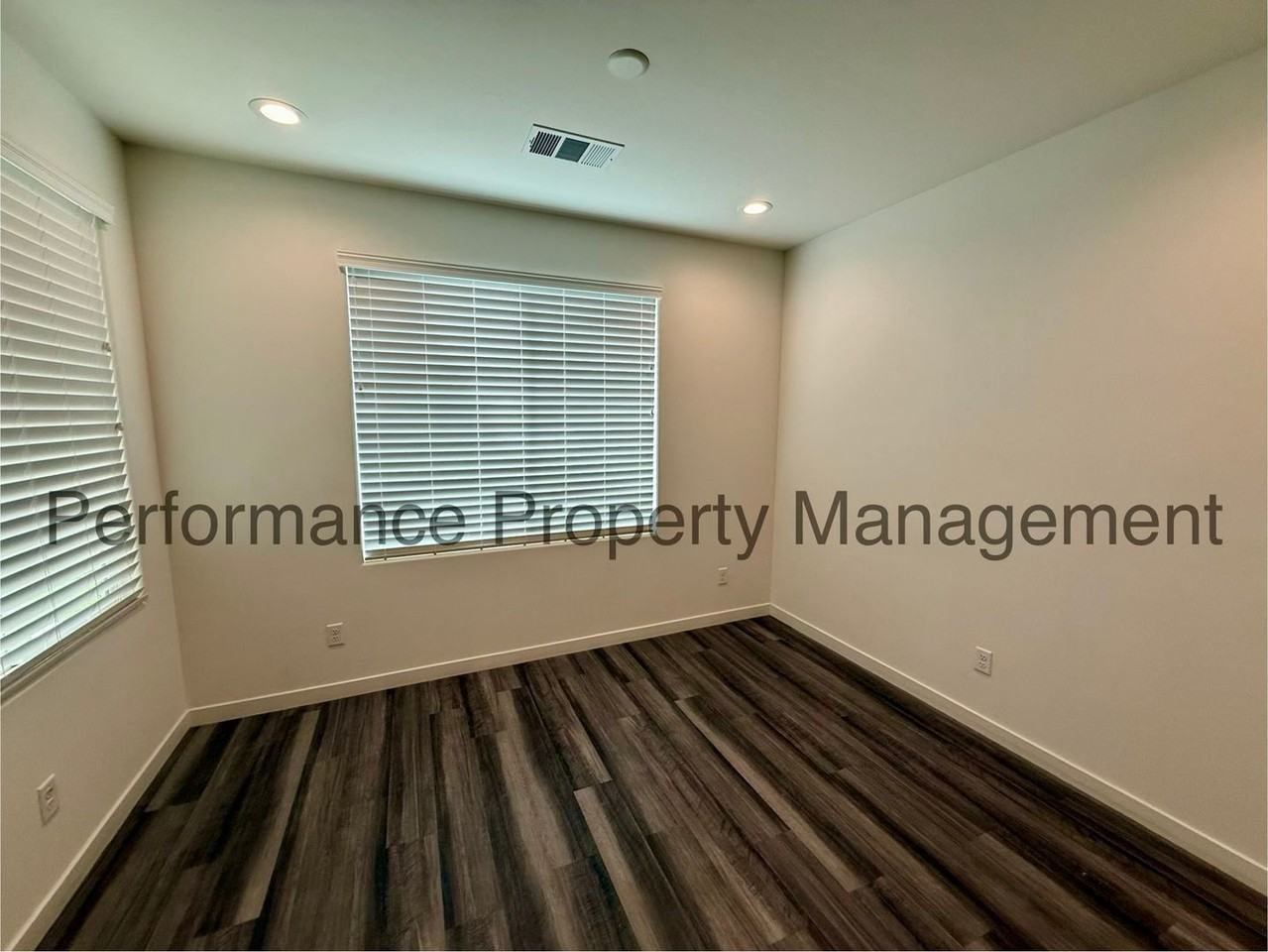 11701 Hollybrook Ln - Photo 5 of 26