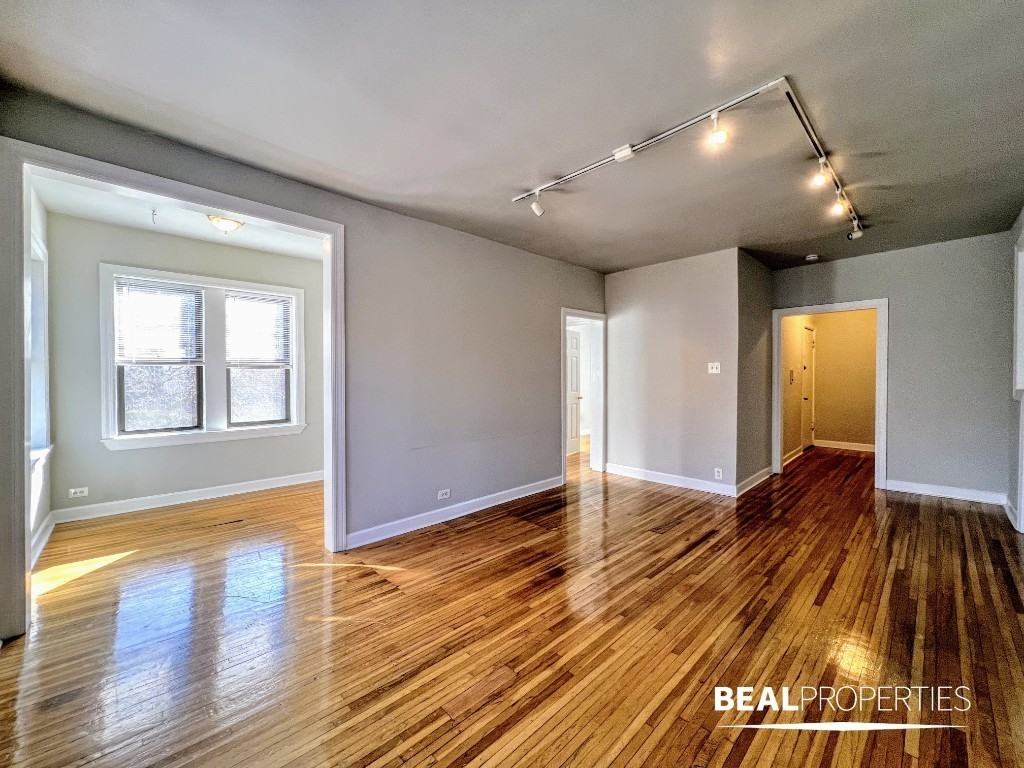 3728 N Pine Grove Ave - Photo 3 of 10