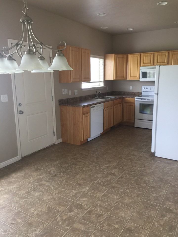 1562 W 300 S - Photo 3 of 10