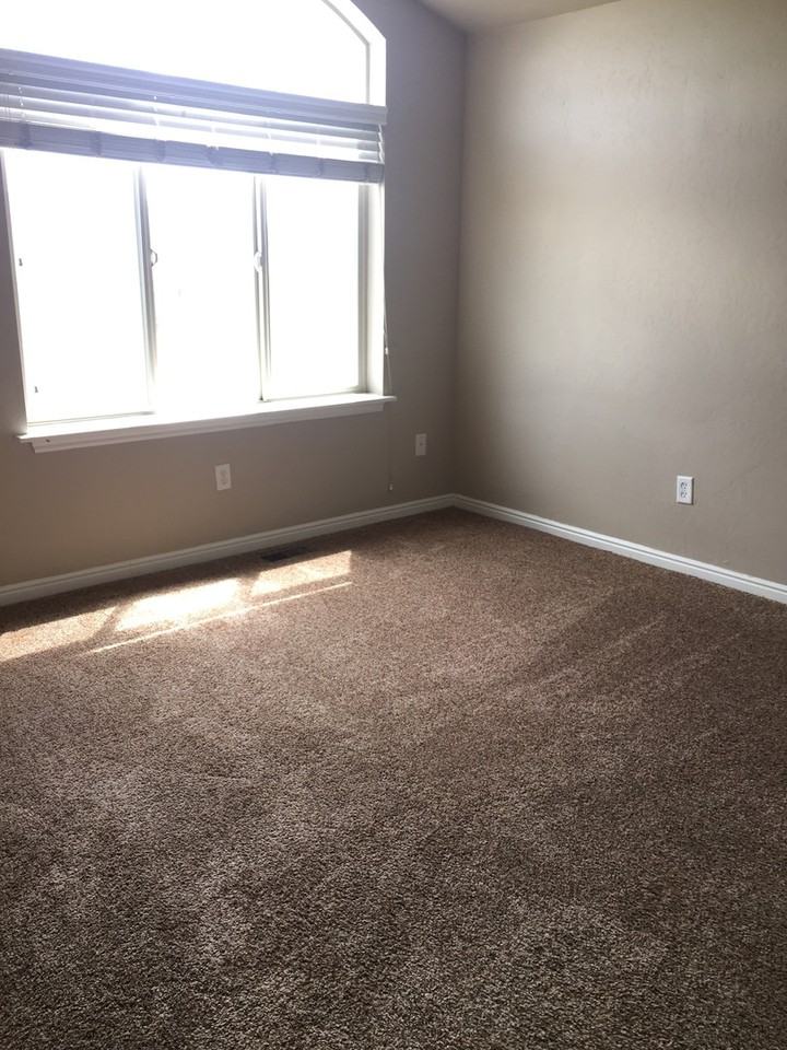 1562 W 300 S - Photo 5 of 10