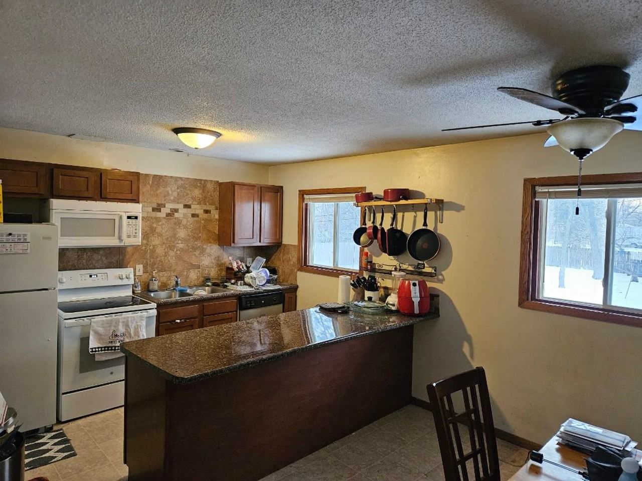 1010 W River Rd - Photo 2 of 5