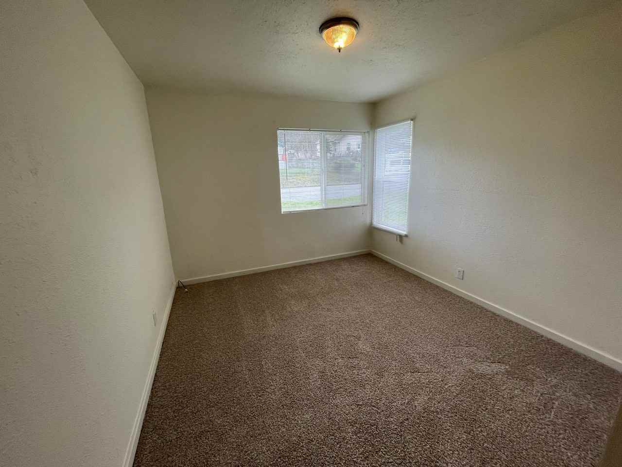 966 Ne Walnut St - Photo 3 of 6