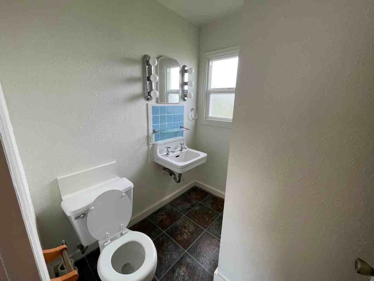 966 Ne Walnut St - Photo 4 of 6