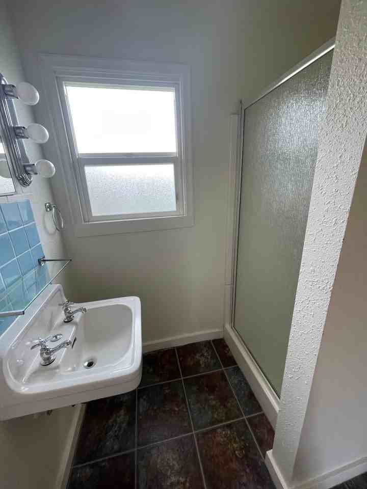 966 Ne Walnut St - Photo 5 of 6