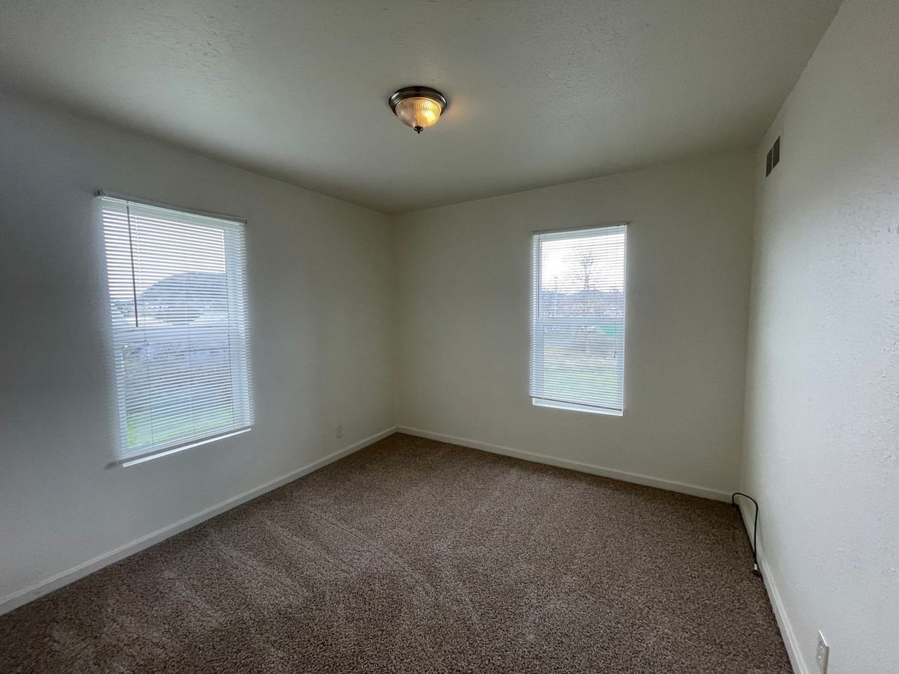 966 Ne Walnut St - Photo 6 of 6