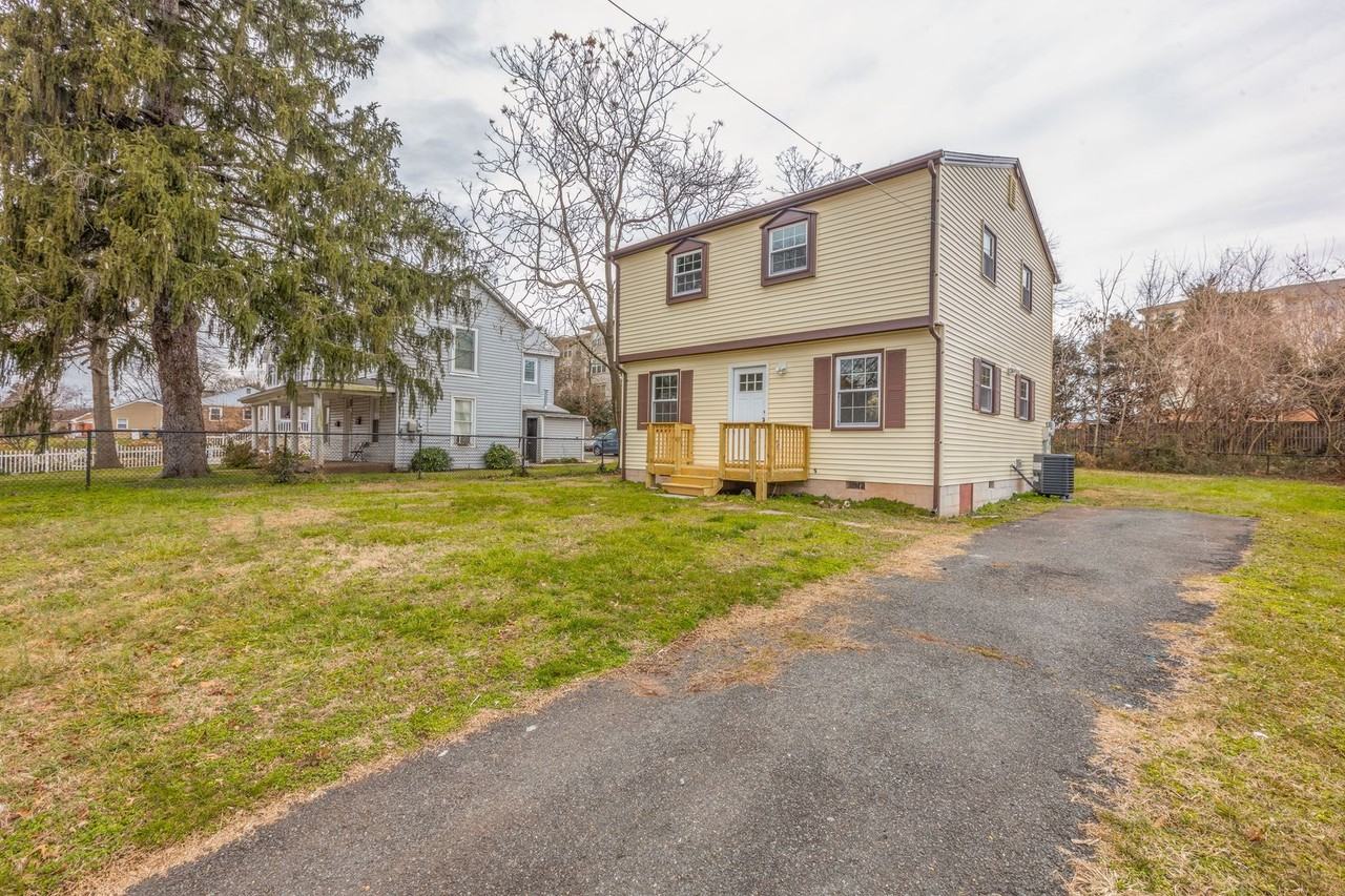 9202 Douglas St - Photo 3 of 30